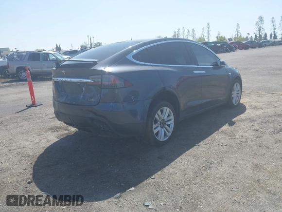 2016 Tesla Model X 70D z VIN 5YJXCAE27GF002541, wystawiony jako IAAI lot #41957228 z przebiegiem 77 199 mil mil oraz . Historia ofert i sprzedaży dostępna na DreamBid. Obrazek 4.