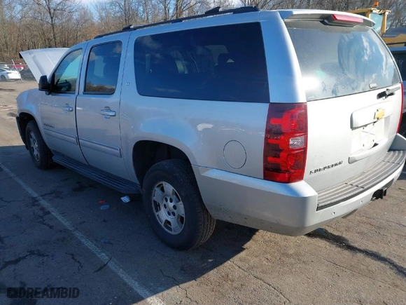 2014 Chevrolet Suburban LT with VIN 1GNSKJE75ER152008, listed as a IAAI auction lot 40938852 with 210,489 mi miles. Bid and sale history available at carsss.com. Image 3.