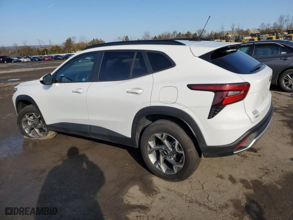 2025 Chevrolet Trax LT with VIN KL77LHEP9SC136880, listed as a Copart auction lot 50460465 with 2,895 mi miles and Salvage Title. Bid and sale history available at carsss.com. Image 2.