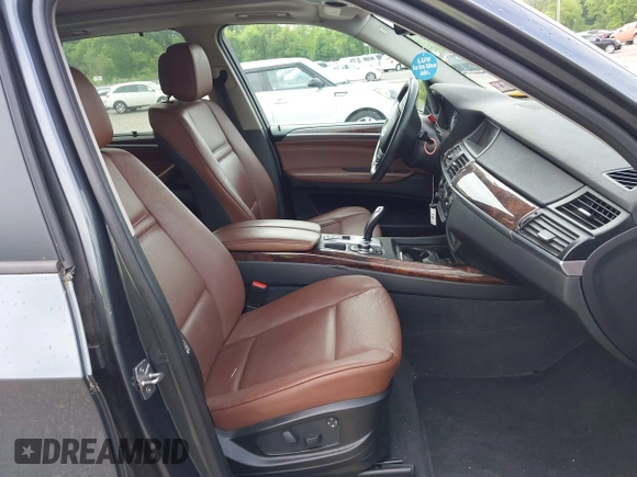 2011 BMW X5 35i z VIN 5UXZV4C57BL402606, wystawiony jako IAAI lot #42336940 z przebiegiem 163 224 mil mil oraz . Historia ofert i sprzedaży dostępna na DreamBid. Obrazek 5.