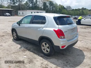 2021 Chevrolet Trax LS z VIN KL7CJKSB3MB334180, wystawiony jako IAAI lot #41951382 z przebiegiem 44 331 mil mil oraz . Historia ofert i sprzedaży dostępna na DreamBid. Obrazek 3.