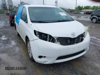 2013 Toyota Sienna LE z VIN 5TDJK3DC9DS055134, wystawiony jako IAAI lot #42255532 z przebiegiem 156 381 mil mil oraz . Historia ofert i sprzedaży dostępna na DreamBid. Obrazek 1.