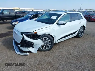 2025 Audi Q6 e-tron Premium Plus z VIN WA124BGFXSA019441, wystawiony jako IAAI lot #41838548 z przebiegiem 138 mil mil oraz . Historia ofert i sprzedaży dostępna na DreamBid. Obrazek 2.