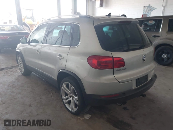 2013 Volkswagen Tiguan SEL z VIN WVGBV7AX2DW557134, wystawiony jako IAAI lot #42431396 z przebiegiem 160 692 mil mil oraz . Historia ofert i sprzedaży dostępna na DreamBid. Obrazek 3.