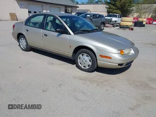 2001 Saturn SL z VIN 1G8ZG54881Z334736, wystawiony jako IAAI lot #42118693 z przebiegiem 139 849 mil mil oraz . Historia ofert i sprzedaży dostępna na DreamBid. Obrazek 1.