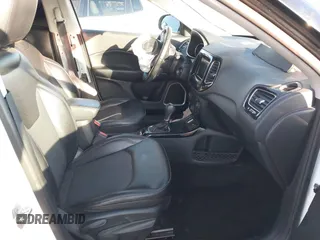 2019 Jeep Compass Latitude z VIN 3C4NJCBB1KT802680, wystawiony jako IAAI lot #41469207 z przebiegiem 70 471 mil mil oraz . Historia ofert i sprzedaży dostępna na DreamBid. Obrazek 5.
