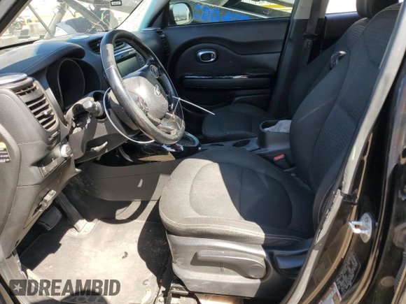 2016 Kia Soul + z VIN KNDJP3A55G7332304, wystawiony jako Copart lot #50193855 z przebiegiem 146 014 mil mil oraz Szkoda całkowita • Salvage title. Historia ofert i sprzedaży dostępna na DreamBid. Obrazek 7.