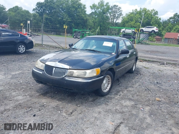 1999 Lincoln Town Car Executive z VIN 1LNHM81W9XY684966, wystawiony jako IAAI lot #42448736 z przebiegiem 175 698 mil mil oraz . Historia ofert i sprzedaży dostępna na DreamBid. Obrazek 2.