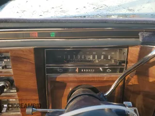 1988 Cadillac Brougham z VIN 1G6DW51Y1JR761749, wystawiony jako Copart lot #80371494 z przebiegiem 1271 mil mil oraz Tytuł czysty. Historia ofert i sprzedaży dostępna na DreamBid. Obrazek 9.