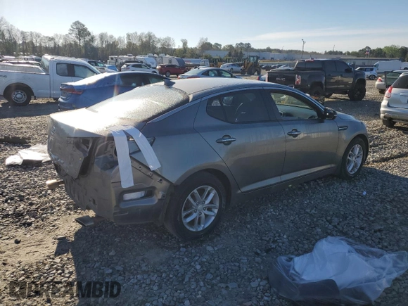 2012 Kia Optima LX z VIN 5XXGM4A7XCG077323, wystawiony jako Copart lot #50527465 z przebiegiem 194 243 mil mil oraz Szkoda całkowita • Salvage title. Historia ofert i sprzedaży dostępna na DreamBid. Obrazek 3.