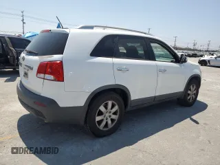 2013 Kia Sorento LX z VIN 5XYKT3A66DG400097, wystawiony jako Copart lot #60937305 z przebiegiem 177 284 mil mil oraz Czysty tytuł • Clean title. Historia ofert i sprzedaży dostępna na DreamBid. Obrazek 3.