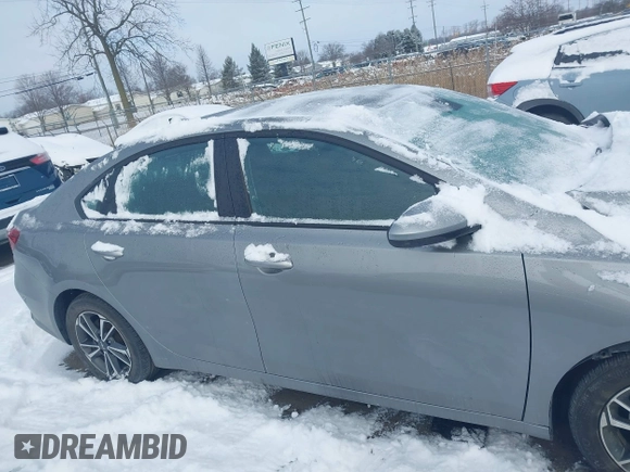 2022 Kia Forte LXS z VIN 3KPF24AD5NE458225, wystawiony jako IAAI lot #41572671 z przebiegiem 24 009 mil mil oraz . Historia ofert i sprzedaży dostępna na DreamBid. Obrazek 14.