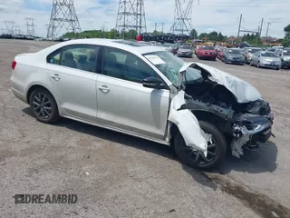 2014 Volkswagen Jetta SE z VIN 3VWD17AJ1EM336255, wystawiony jako IAAI lot #42318720 z przebiegiem 95 667 mil mil oraz . Historia ofert i sprzedaży dostępna na DreamBid. Obrazek 1.