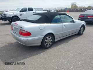 2003 Mercedes-Benz CLK 320 z VIN WDBLK65G23T144294, wystawiony jako IAAI lot #41877556 z przebiegiem 83 649 mil mil oraz . Historia ofert i sprzedaży dostępna na DreamBid. Obrazek 4.
