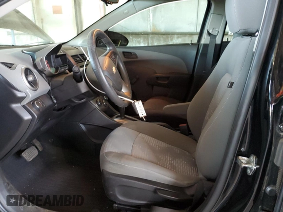 2016 Chevrolet Sonic LS z VIN 1G1JA5SH6G4185877, wystawiony jako Copart lot #42243525 z przebiegiem 117 903 mil mil oraz Szkoda całkowita • Salvage title. Historia ofert i sprzedaży dostępna na DreamBid. Obrazek 7.