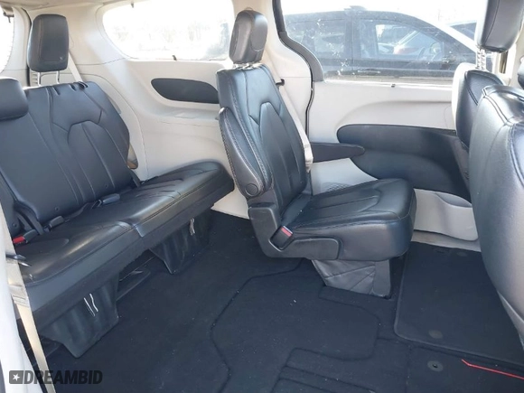 2018 Chrysler Pacifica Touring L with VIN 2C4RC1BG3JR124169, listed as a IAAI auction lot 41645651 with 81,922 mi miles. Bid and sale history available at carsss.com. Image 8.