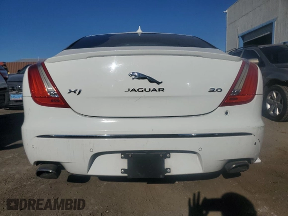 2015 Jaguar XJ z VIN SAJWA1CZ9F8V84689, wystawiony jako Copart lot #86216424 z przebiegiem 72 172 mil mil oraz Czysty tytuł • Clean title. Historia ofert i sprzedaży dostępna na DreamBid. Obrazek 6.