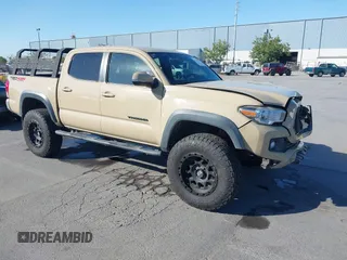 2017 Toyota Tacoma SR5 z VIN 5TFCZ5AN1HX114215, wystawiony jako IAAI lot #42229090 z przebiegiem 120 002 mil mil oraz . Historia ofert i sprzedaży dostępna na DreamBid. Obrazek 1.