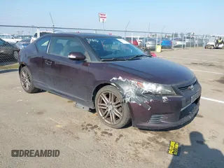 2013 Scion tC z VIN JTKJF5C71D3057748, wystawiony jako IAAI lot #41446352 z przebiegiem 159 861 mil mil oraz . Historia ofert i sprzedaży dostępna na DreamBid. Obrazek 1.