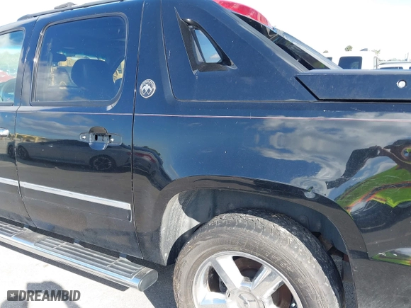 2013 Chevrolet Avalanche LTZ with VIN 3GNMCGE05DG351022, listed as a IAAI auction lot 41138090 with 197,159 mi miles. Bid and sale history available at carsss.com. Image 19.