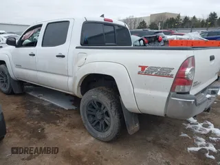 2015 Toyota Tacoma z VIN 5TFLU4EN5FX118378, wystawiony jako IAAI lot #41609943 z przebiegiem 121 640 mil mil oraz . Historia ofert i sprzedaży dostępna na DreamBid. Obrazek 3.