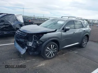 2024 Nissan Pathfinder Platinum z VIN 5N1DR3DH5RC249989, wystawiony jako IAAI lot #41875666 z przebiegiem 4 218 mil mil oraz . Historia ofert i sprzedaży dostępna na DreamBid. Obrazek 2.