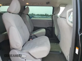 2015 Toyota Sienna L z VIN 5TDZK3DC7FS559722, wystawiony jako Copart lot #59285755 z przebiegiem 104 231 mil mil oraz Szkoda całkowita • Salvage title. Historia ofert i sprzedaży dostępna na DreamBid. Obrazek 11.