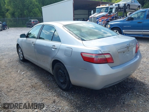 2007 Toyota Camry CE z VIN 4T1BE46K47U586629, wystawiony jako IAAI lot #42434797 z przebiegiem 261 964 mil mil oraz . Historia ofert i sprzedaży dostępna na DreamBid. Obrazek 3.