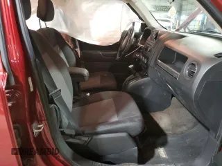 2014 Jeep Patriot Latitude z VIN 1C4NJRFB0ED714162, wystawiony jako Copart lot #55055685 z przebiegiem 122 698 mil mil oraz Szkoda całkowita • Salvage title. Historia ofert i sprzedaży dostępna na DreamBid. Obrazek 7.