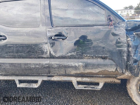 2020 Toyota Tacoma SR5 z VIN 5TFCZ5AN9LX216032, wystawiony jako IAAI lot #41448197 z przebiegiem 128 581 mil mil oraz . Historia ofert i sprzedaży dostępna na DreamBid. Obrazek 18.