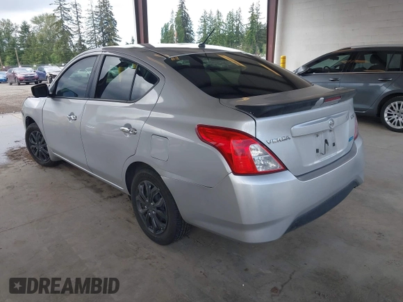 2016 Nissan Versa SV z VIN 3N1CN7AP9GL890842, wystawiony jako IAAI lot #42299478 z przebiegiem 90 572 mil mil oraz . Historia ofert i sprzedaży dostępna na DreamBid. Obrazek 3.