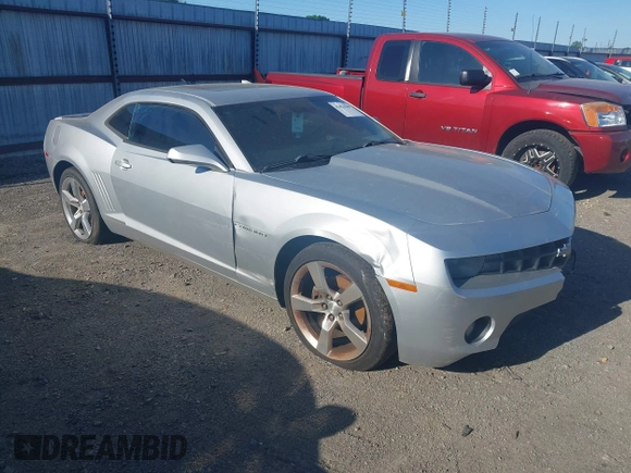 2010 Chevrolet Camaro 1LT z VIN 2G1FB1EV1A9167966, wystawiony jako IAAI lot #42014509 z przebiegiem 213 321 mil mil oraz . Historia ofert i sprzedaży dostępna na DreamBid. Obrazek 1.