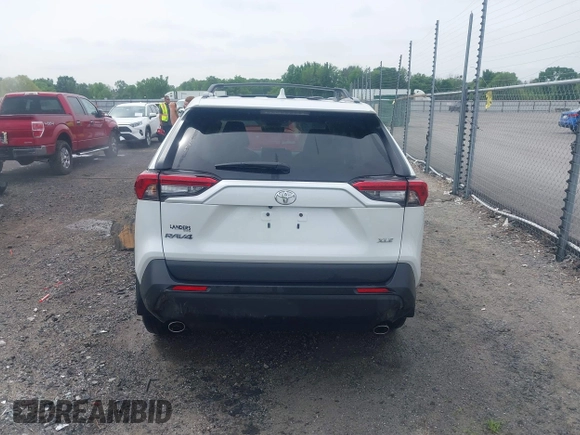2024 Toyota RAV4 XLE Premium z VIN 2T3C1RFV3RW311870, wystawiony jako IAAI lot #42066945 z przebiegiem 16 237 mil mil oraz . Historia ofert i sprzedaży dostępna na DreamBid. Obrazek 16.