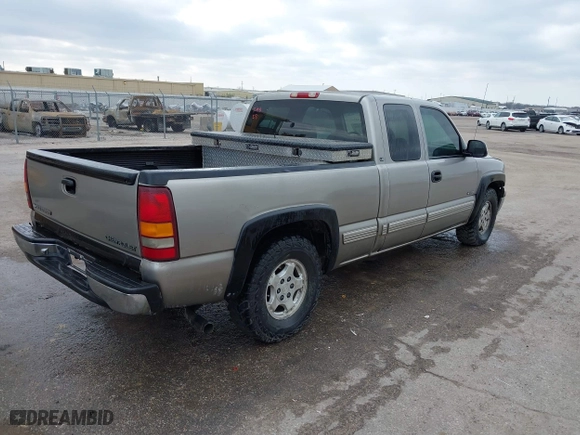 2000 Chevrolet Silverado 1500 LS with VIN 2GCEC19TXY1155977, listed as a IAAI auction lot 41158102 with 235,018 mi miles. Bid and sale history available at carsss.com. Image 4.