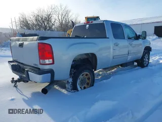 2011 GMC Sierra 2500HD SLT z VIN 1GT121C81BF180823, wystawiony jako IAAI lot #41565516 z przebiegiem 241 220 mil mil oraz . Historia ofert i sprzedaży dostępna na DreamBid. Obrazek 4.