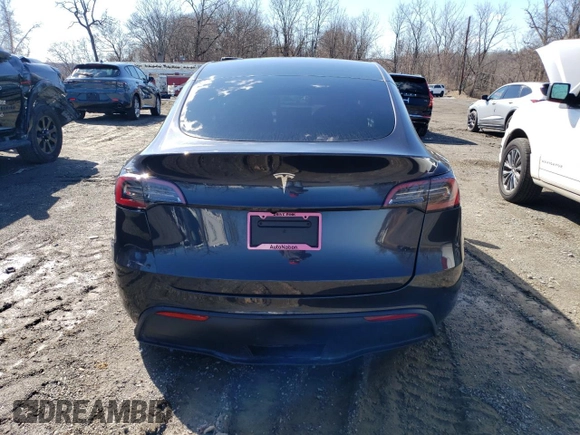 2024 Tesla Model Y with VIN 7SAYGDED3RF114643, listed as a Copart auction lot 56557075 with 3,021 mi miles and Salvage Title. Bid and sale history available at DreamBid. Image 6.