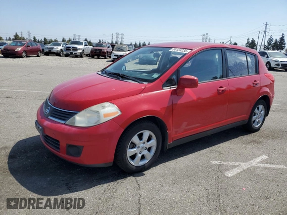 2007 Nissan Versa SL z VIN 3N1BC13E17L423098, wystawiony jako Copart lot #54123235 z przebiegiem 101 217 mil mil oraz Szkoda całkowita • Salvage title. Historia ofert i sprzedaży dostępna na DreamBid. Obrazek 1.
