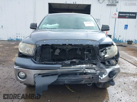 2008 Toyota Tundra z VIN 5TFDV54198X077455, wystawiony jako IAAI lot #41668660 z przebiegiem 164 008 mil mil oraz . Historia ofert i sprzedaży dostępna na DreamBid. Obrazek 12.