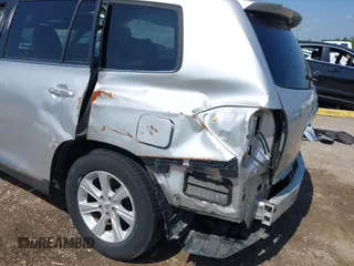 2011 Toyota Highlander z VIN 5TDZK3EH8BS045804, wystawiony jako IAAI lot #42211947 z przebiegiem 193 812 mil mil oraz . Historia ofert i sprzedaży dostępna na DreamBid. Obrazek 6.
