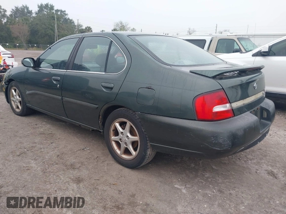2000 Nissan Altima GXE with VIN 1N4DL01AXYC141108, listed as a IAAI auction lot 41400327 with 194,843 mi miles. Bid and sale history available at carsss.com. Image 3.