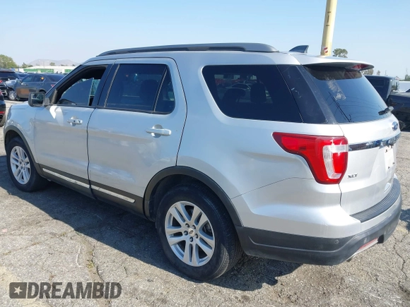 2018 Ford Explorer XLT z VIN 1FM5K7D84JGA81047, wystawiony jako IAAI lot #42216772 z przebiegiem 127 613 mil mil oraz . Historia ofert i sprzedaży dostępna na DreamBid. Obrazek 3.