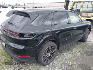 2024 Porsche Cayenne z VIN WP1AA2AY4RDA14120, wystawiony jako IAAI lot #41477355 z przebiegiem 3 134 mil mil oraz . Historia ofert i sprzedaży dostępna na DreamBid. Obrazek 4.