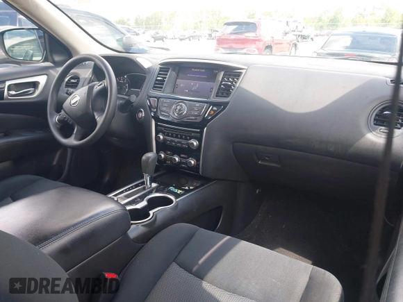 2018 Nissan Pathfinder S z VIN 5N1DR2MM9JC614833, wystawiony jako IAAI lot #42166948 z przebiegiem 157 647 mil mil oraz . Historia ofert i sprzedaży dostępna na DreamBid. Obrazek 5.