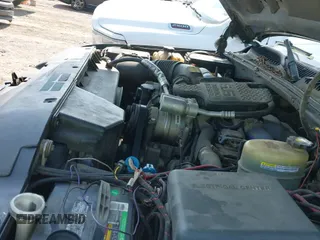 2002 Chevrolet Silverado 2500HD LS z VIN 1GCHK23112F143181, wystawiony jako IAAI lot #42390318 z przebiegiem 227 207 mil mil oraz . Historia ofert i sprzedaży dostępna na DreamBid. Obrazek 19.