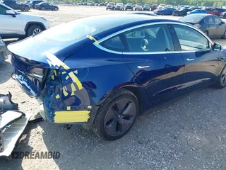 2018 Tesla Model 3 Long Range Battery z VIN 5YJ3E1EB0JF064945, wystawiony jako IAAI lot #42198286 z przebiegiem 35 112 mil mil oraz . Historia ofert i sprzedaży dostępna na DreamBid. Obrazek 4.