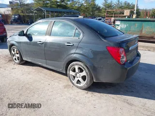 2015 Chevrolet Sonic LTZ z VIN 1G1JE5SB1F4100913, wystawiony jako IAAI lot #41039461 z przebiegiem 158 878 mil mil oraz . Historia ofert i sprzedaży dostępna na DreamBid. Obrazek 3.
