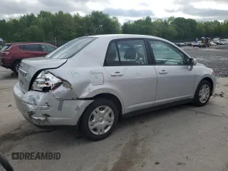 2010 Nissan Versa S z VIN 3N1BC1AP9AL420459, wystawiony jako Copart lot #56132335 z przebiegiem 174 094 mil mil oraz Szkoda całkowita • Salvage title. Historia ofert i sprzedaży dostępna na DreamBid. Obrazek 3.