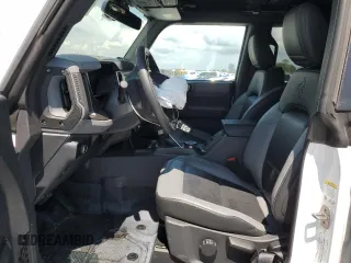 2023 Ford Bronco z VIN 1FMEE5DP5PLB73657, wystawiony jako Copart lot #58473675 z przebiegiem 14 209 mil mil oraz Szkoda całkowita • Salvage title. Historia ofert i sprzedaży dostępna na DreamBid. Obrazek 7.