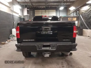 2019 GMC Sierra 2500HD Denali with VIN 1GT12SEY6KF105182, listed as a IAAI auction lot 41522040 with 47,124 mi miles. Bid and sale history available at carsss.com. Image 17.