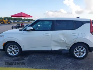 2020 Kia Soul S with VIN KNDJ23AUXL7057528, listed as a IAAI auction lot 42204152 with 85,044 mi miles and . Bid and sale history available at DreamBid. Image 6.